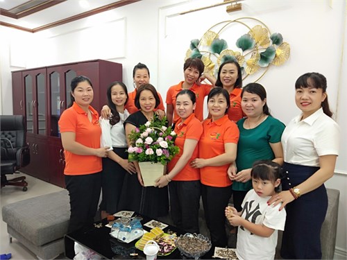 Công đoàn nhà trường cùng các chị em trong nhà trường chúc mừng sinh nhật đồng chí Vũ Thị Cúc.